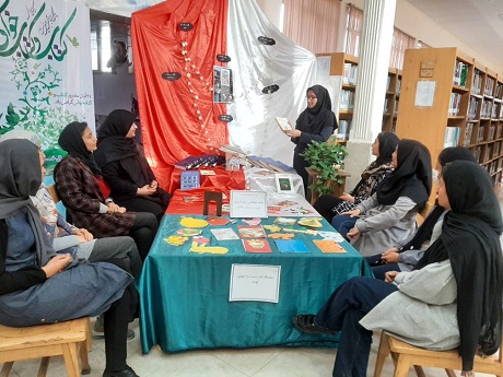 نمایشگاه همراه با معرفی کتاب به مناسبت هفته کتاب