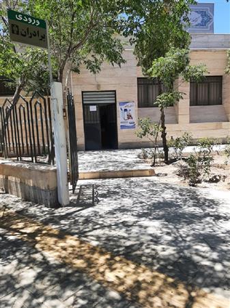 نمایی از درب ورودی کتابخانه